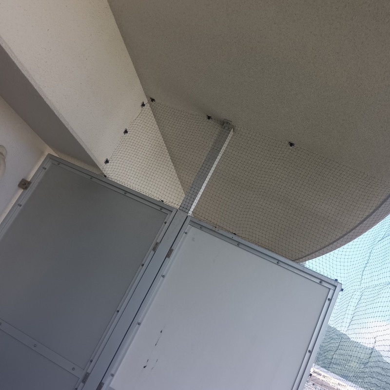 ベランダに防鳥ネットを設置