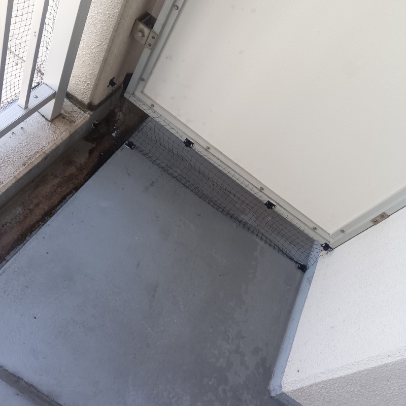 ベランダに防鳥ネットを設置