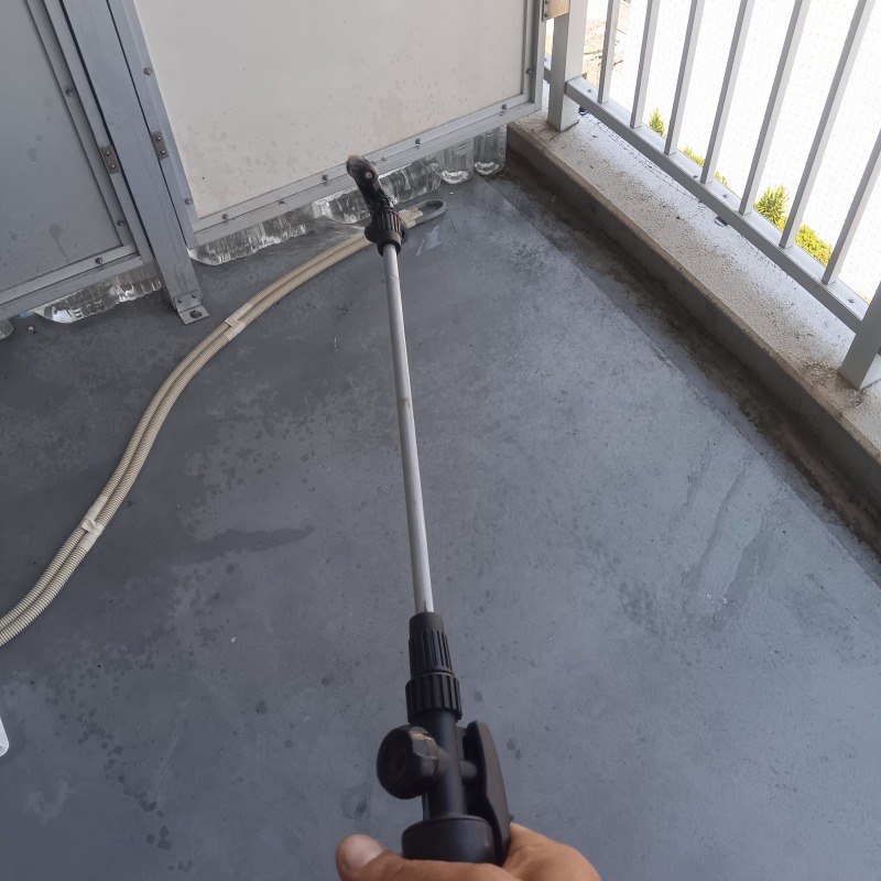 ベランダに殺虫剤を散布