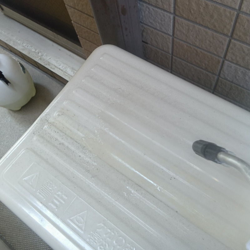 ベランダ内に除菌・消臭剤を散布