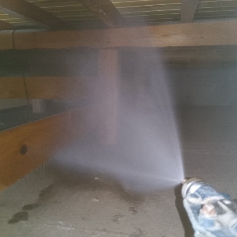 床下の木材にシロアリ駆除剤を散布