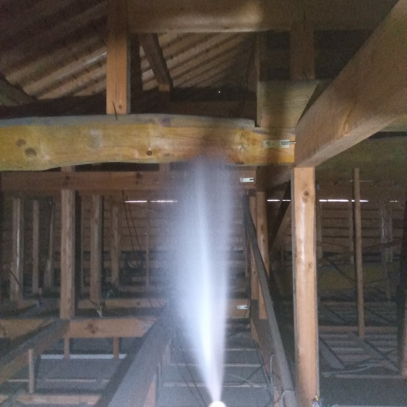 屋根裏の木材にシロアリ駆除剤を散布