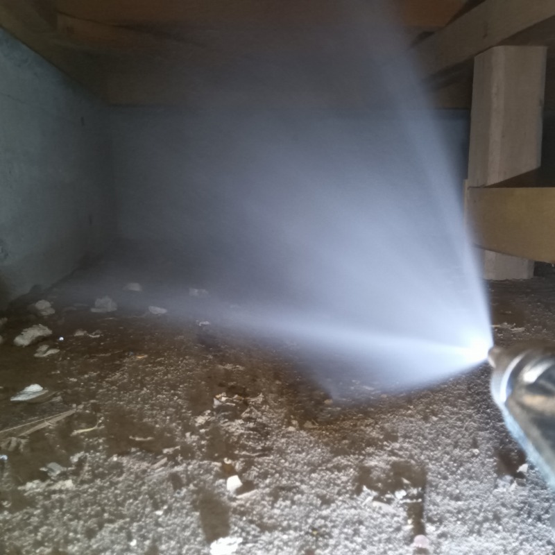 床下の地面にシロアリ駆除剤を散布