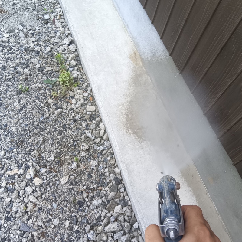 基礎部分にシロアリ駆除剤を散布