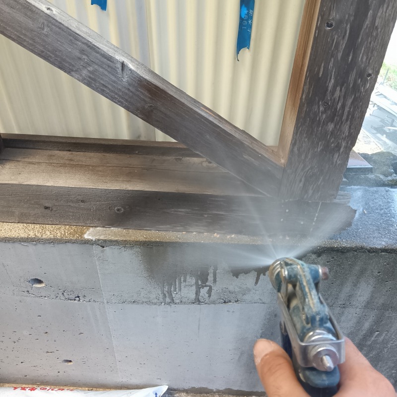 屋外の木部にシロアリ駆除剤を散布