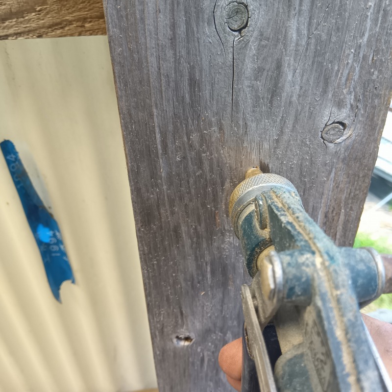 木の柱に穴を開けてシロアリ駆除剤を注入