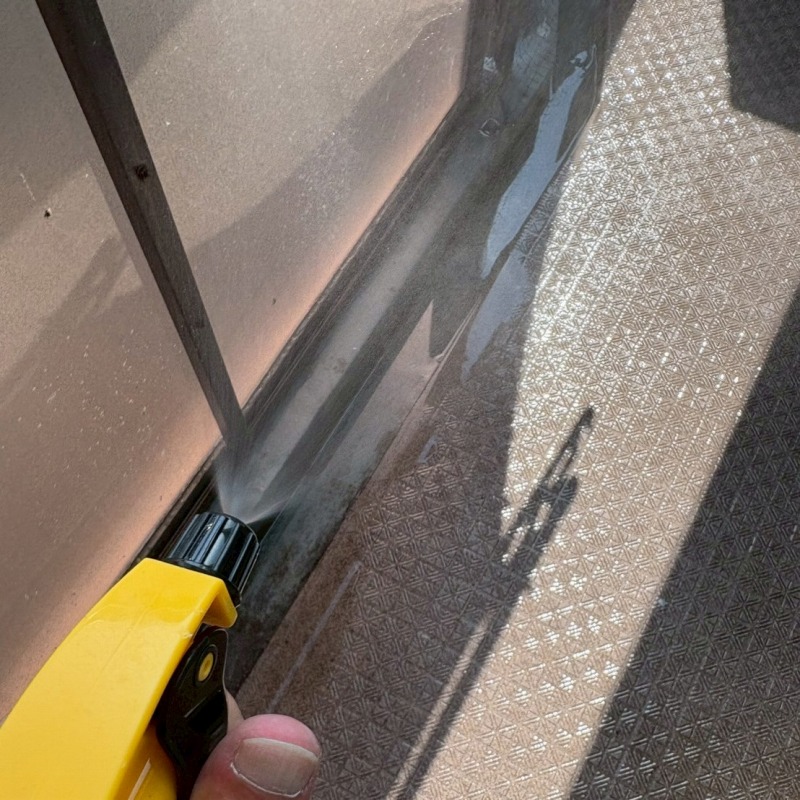 ベランダに除菌・消臭剤を散布