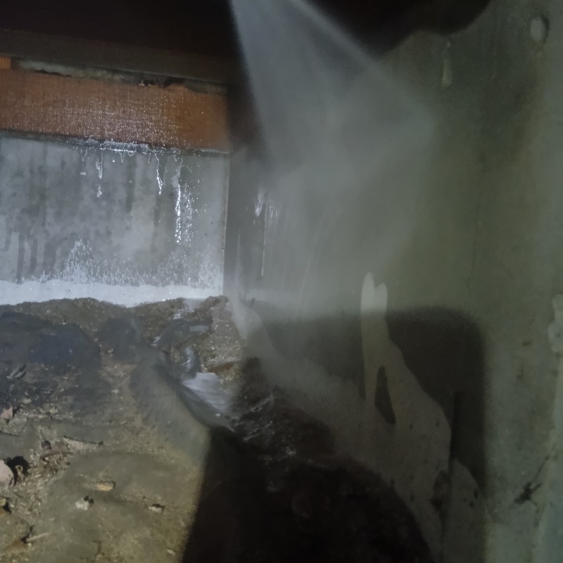 床下の土台にシロアリ駆除剤を散布