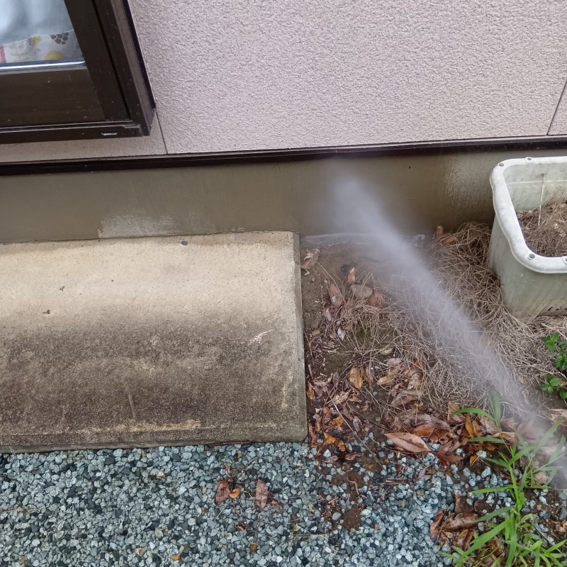 基礎まわりにシロアリ駆除剤を散布