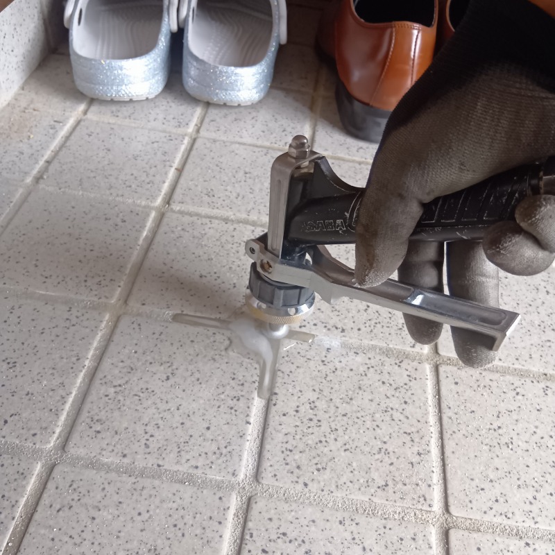 床に穴を開けてシロアリ駆除剤を注入