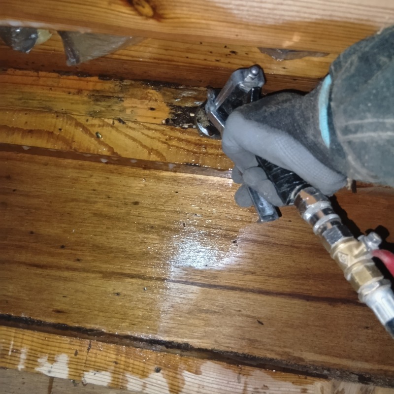 木材に穴を開けてシロアリ駆除剤を注入