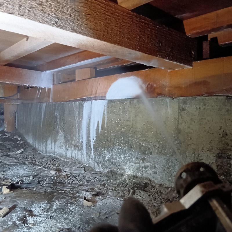 床下の木材にシロアリ駆除剤を散布