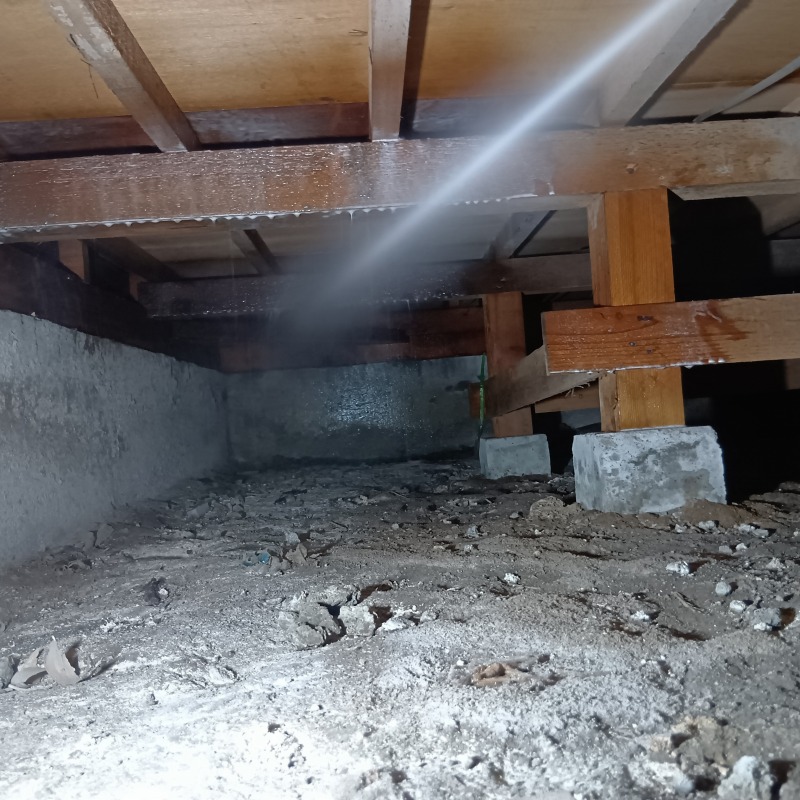 床下の土壌にシロアリ駆除剤を散布