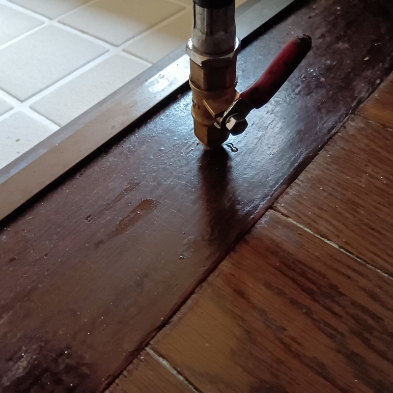 床に穴を開けてシロアリ駆除剤を注入