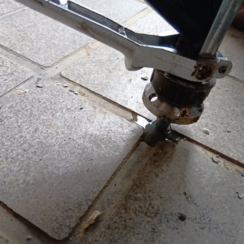 床に穴を開けてシロアリ駆除剤を注入