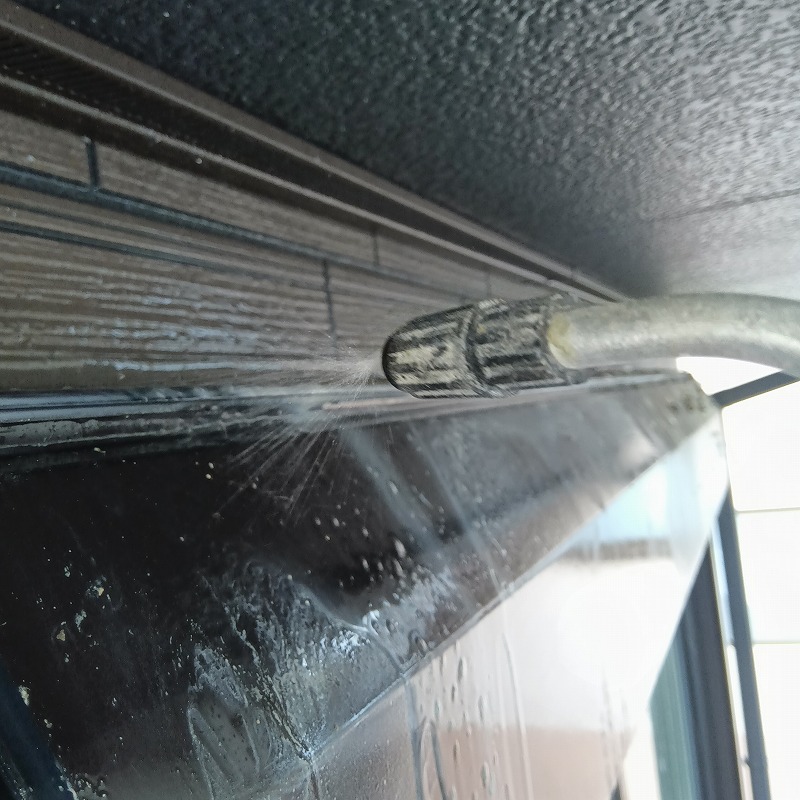 シャッターボックス上のフン害を清掃する様子