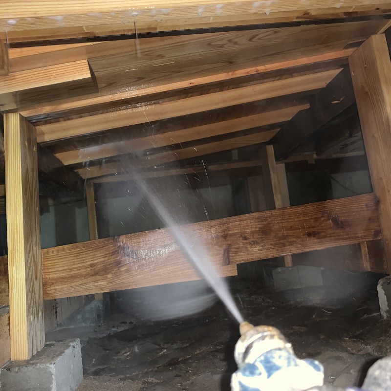 床下の木材にシロアリ駆除剤を散布