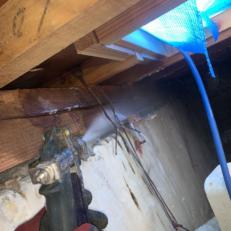 床下の木材にシロアリ駆除剤を散布