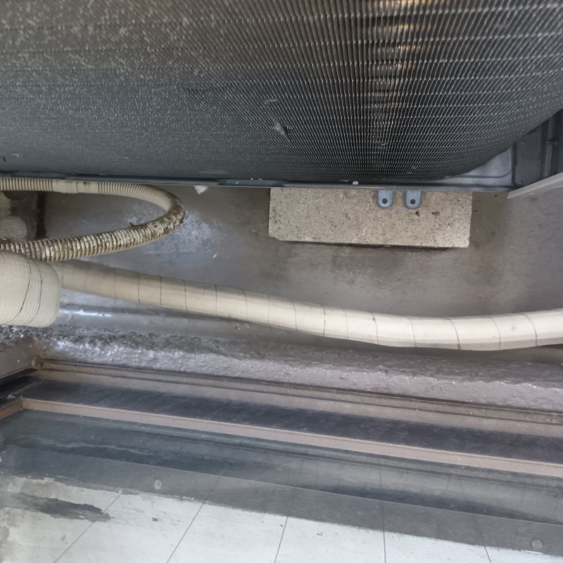 室外機裏のフン清掃が完了した様子