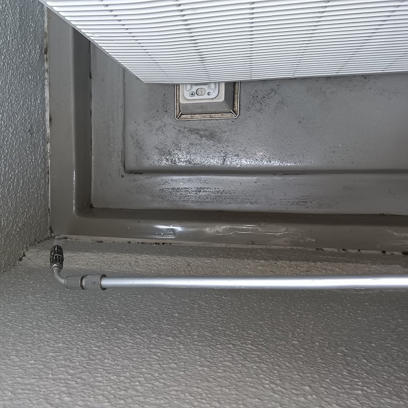 フンがあった箇所全体に薬剤を散布