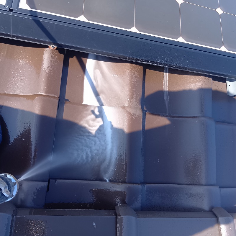 屋根の上に除菌・消臭剤を散布する様子