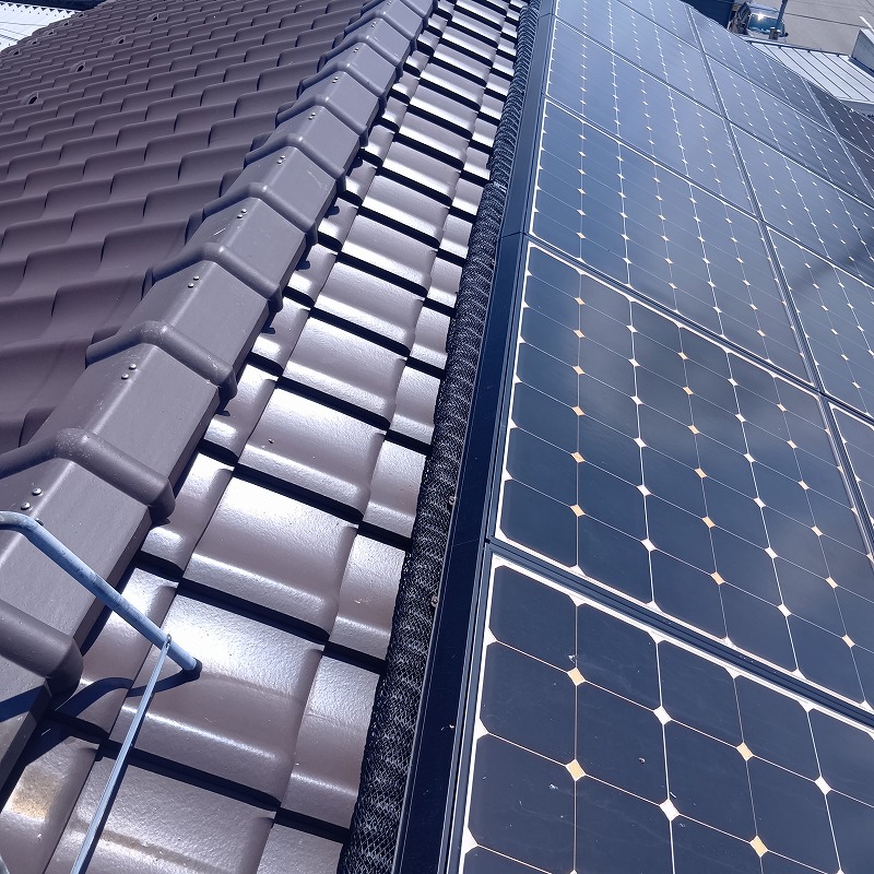 太陽光パネルと屋根瓦のすき間をネットで封鎖した様子