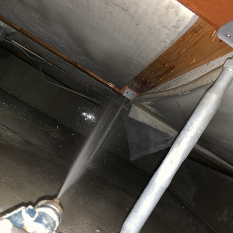 床下の木材に防蟻剤を散布