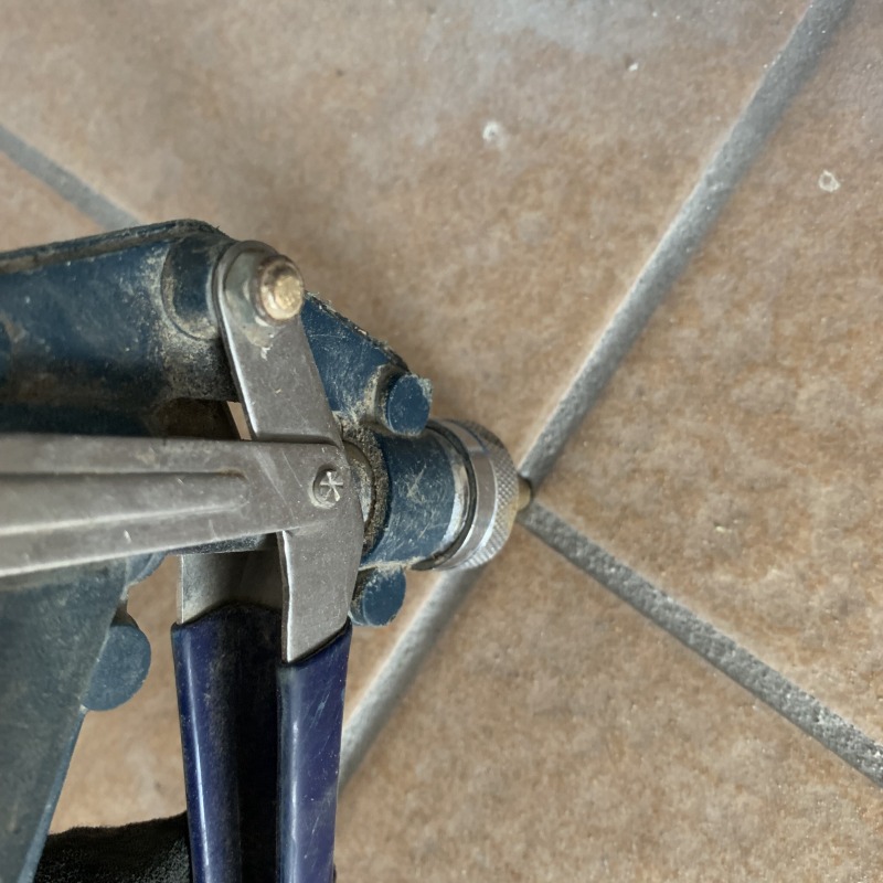 床に穴を開けて防蟻剤を注入