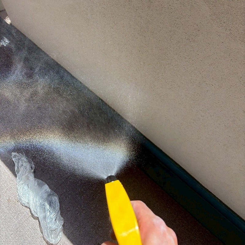 除菌剤をスプレーする様子