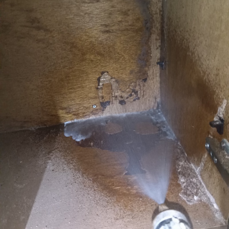 和室押入れにシロアリ駆除剤を散布