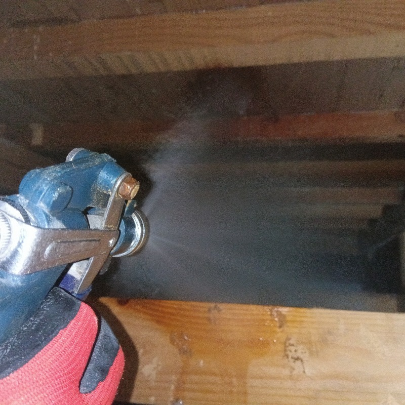 床下の土壌にシロアリ駆除剤を散布