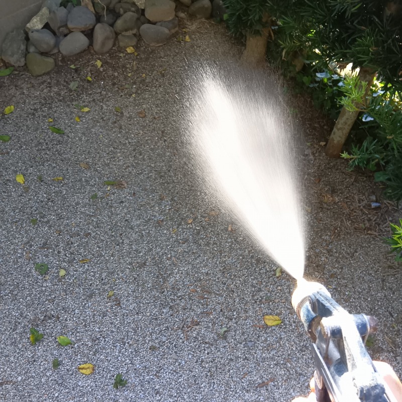 庭の土壌にシロアリ駆除剤を散布