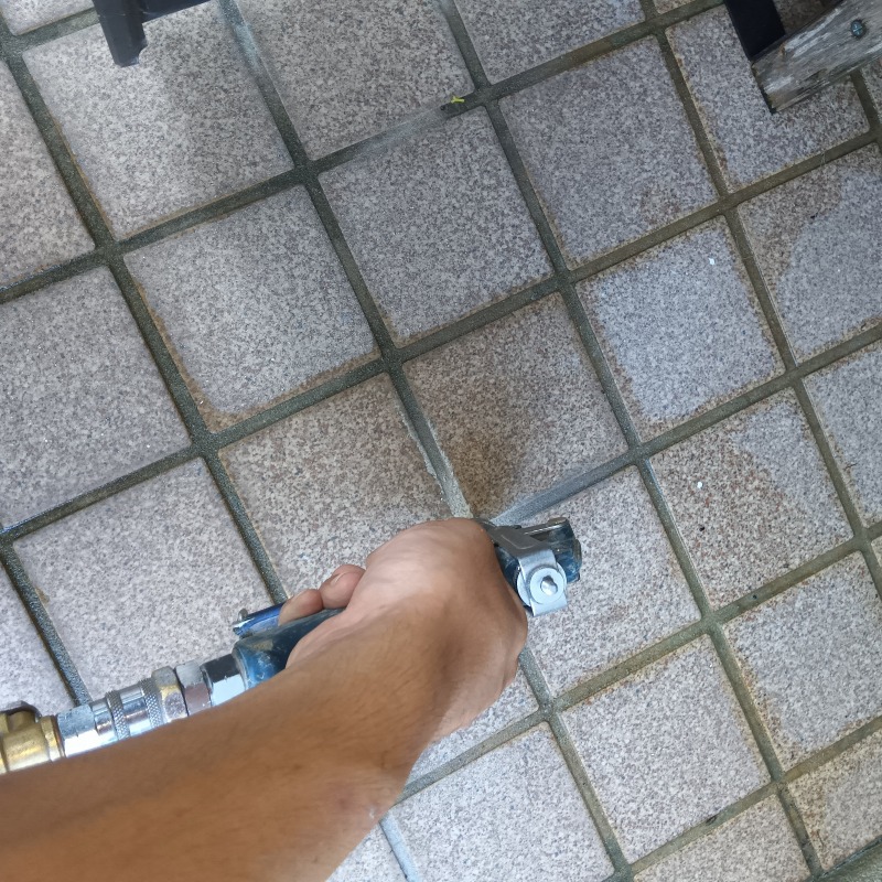 床に穴を開けてシロアリ駆除剤を注入