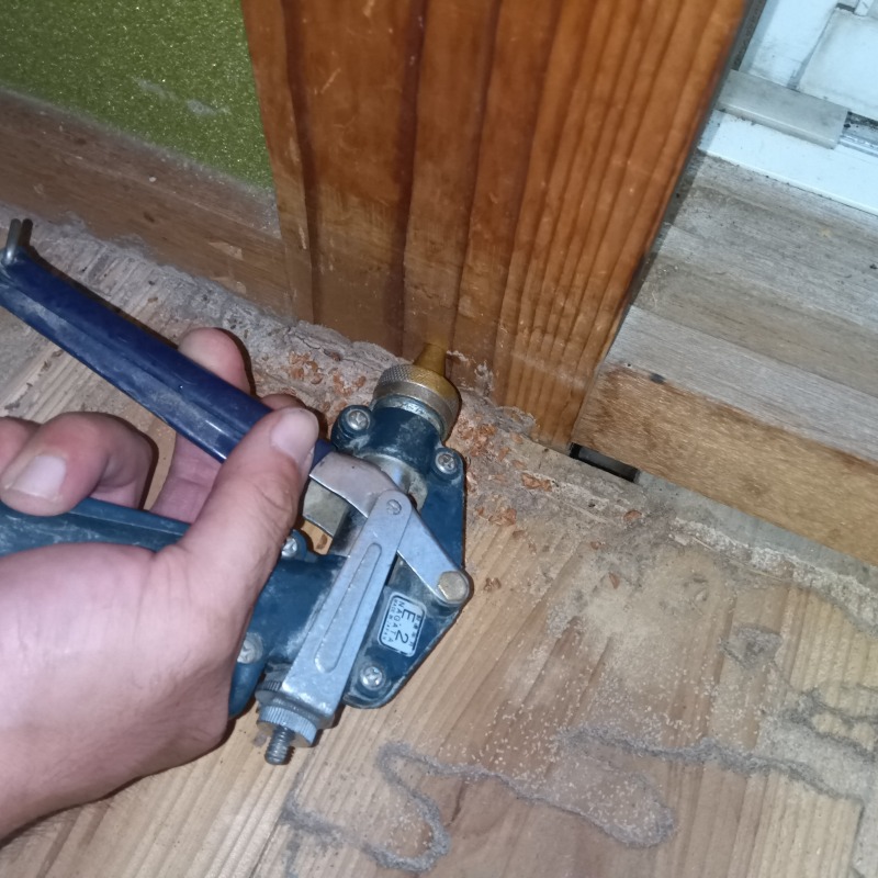 柱に穴を開けてシロアリ駆除剤を注入