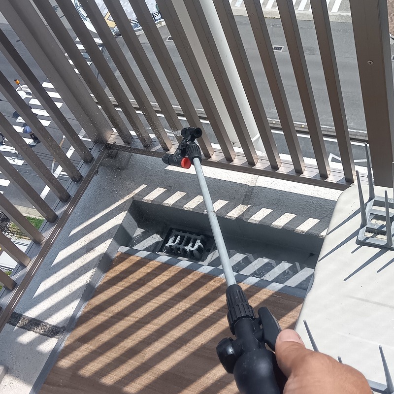 フンを清掃し除菌剤を噴霧する様子