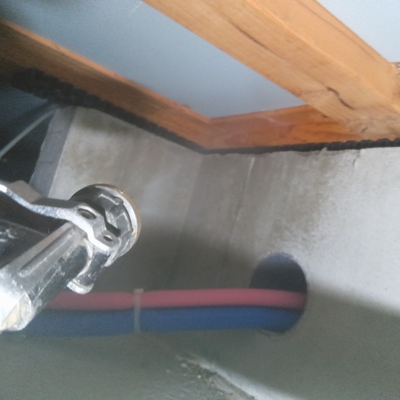 床下の木材に防蟻剤を散布