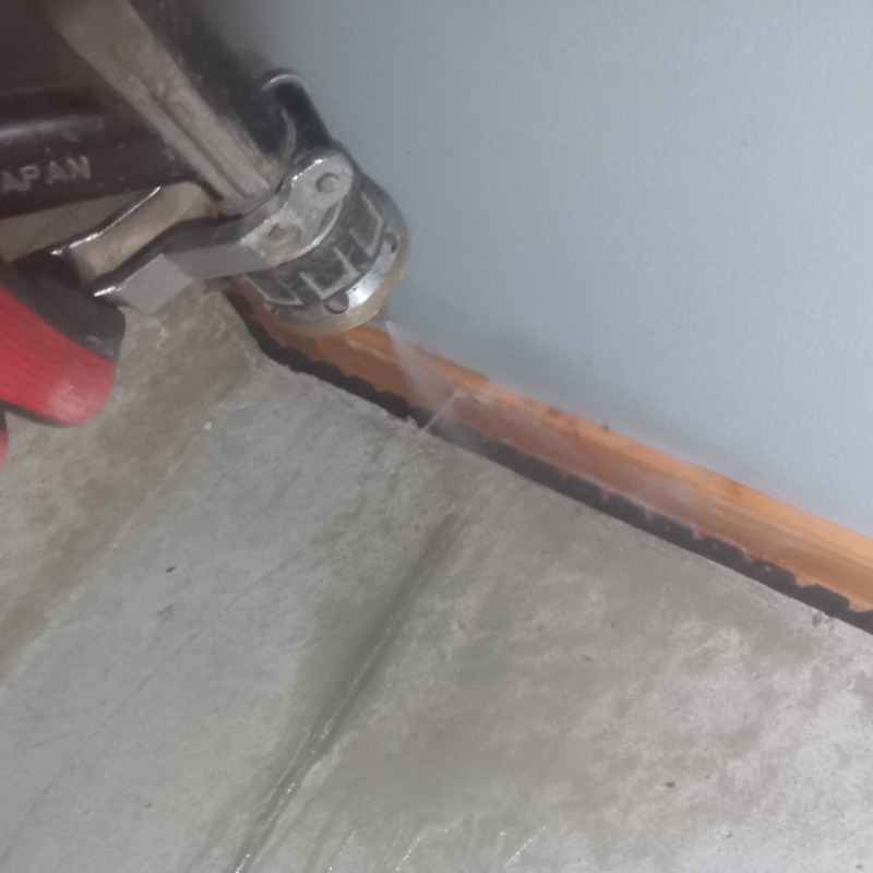 床下の土台に防蟻剤を散布