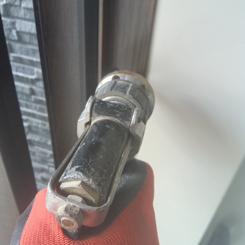 玄関ドアの木枠に防蟻剤を注入