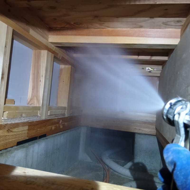 床下の木材に防蟻剤を散布