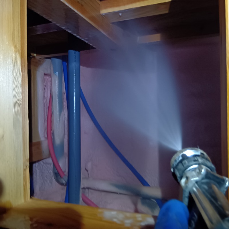 床下の地面に防蟻剤を散布