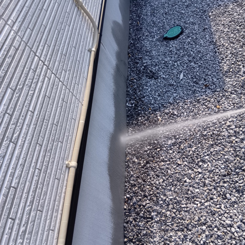 基礎に防蟻剤を散布