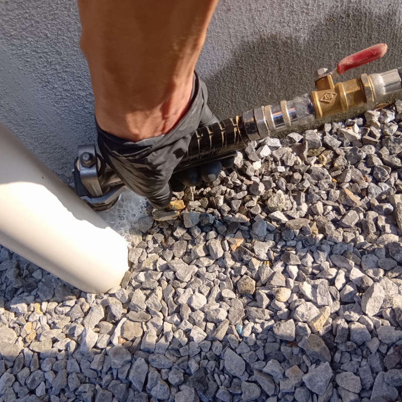 基礎まわりの土壌に防蟻剤を注入