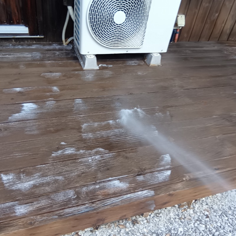 ウッドデッキにシロアリ駆除剤を散布