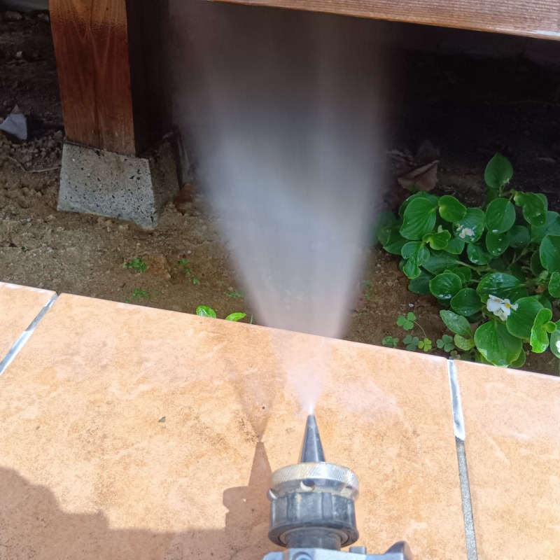 床下の地面にシロアリ駆除剤を散布