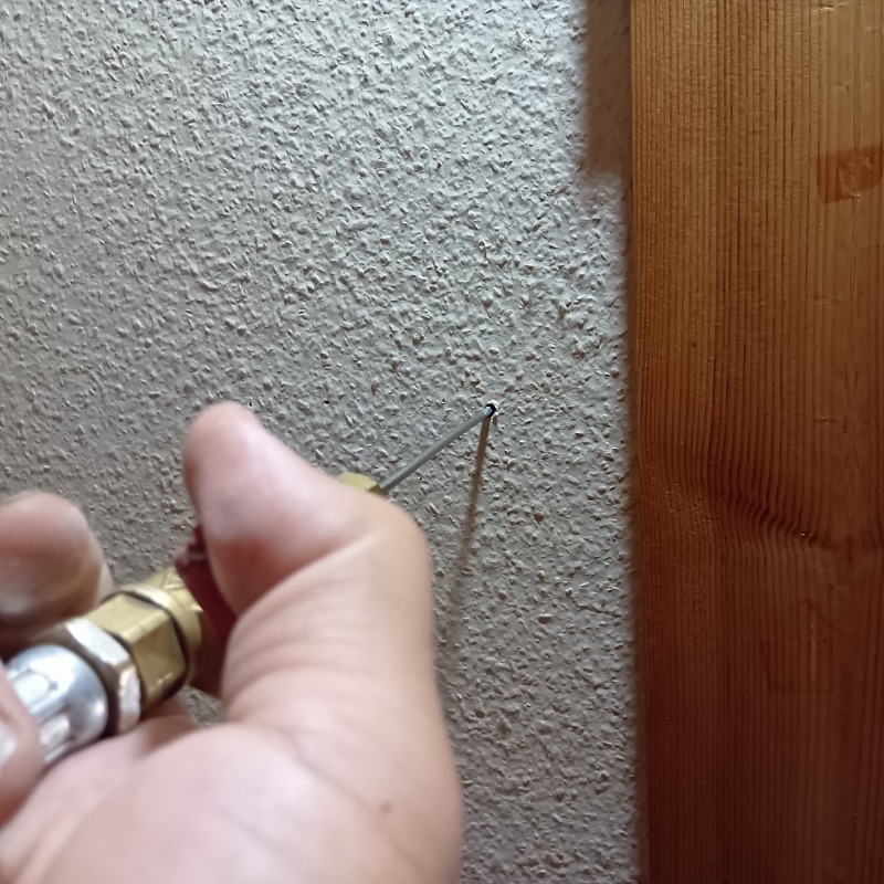 壁に穴を開けてシロアリ駆除剤を注入