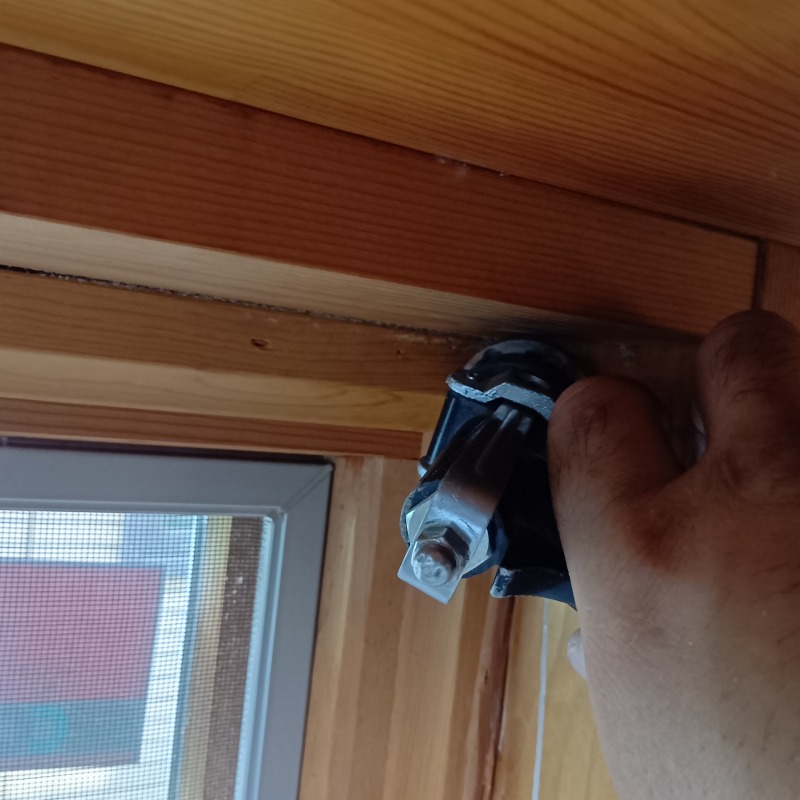 柱に穴を開けてシロアリ駆除剤を注入