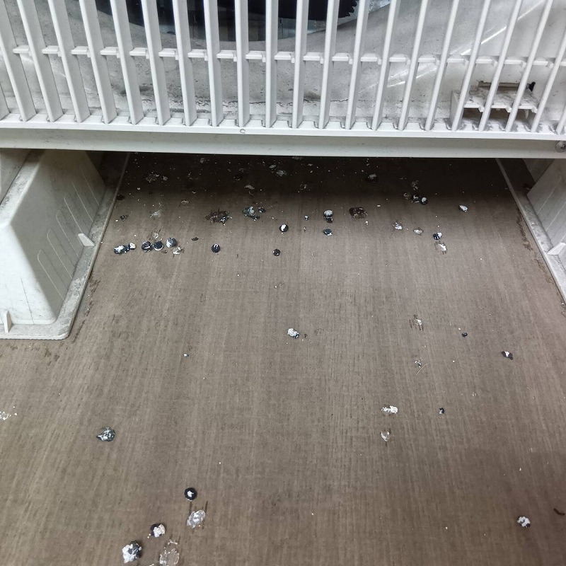 エアコン室外機まわりに落ちている鳩のフン