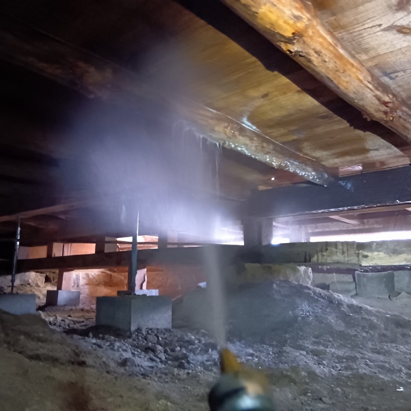 床下の木材にシロアリ駆除剤を散布