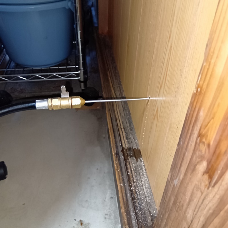 壁に穴を開けてシロアリ駆除剤を注入