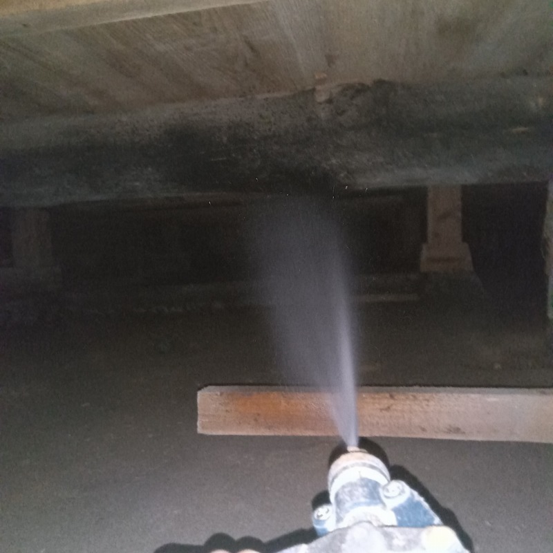 床下の木材にシロアリ駆除剤を散布